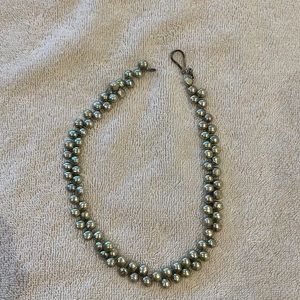 Pretty green/gray pearl necklace